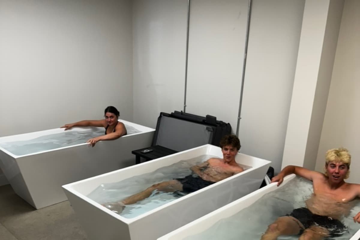 Hot and cold contrast plunge